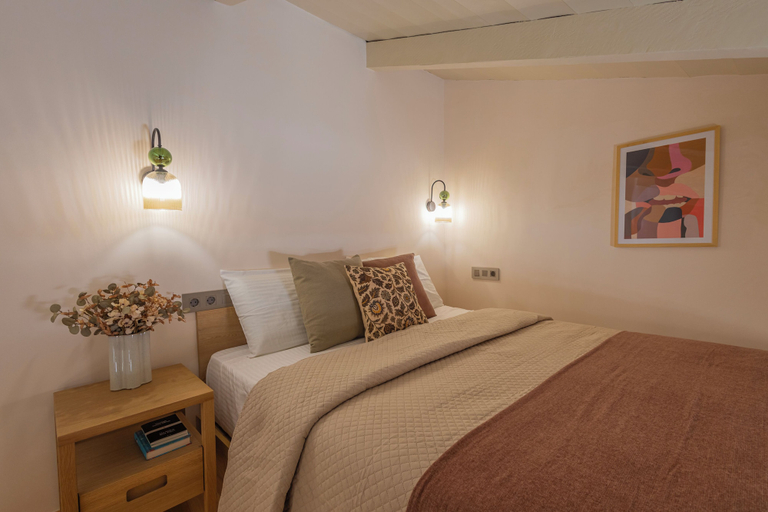 Room 2, Avli & Phos, Attica
