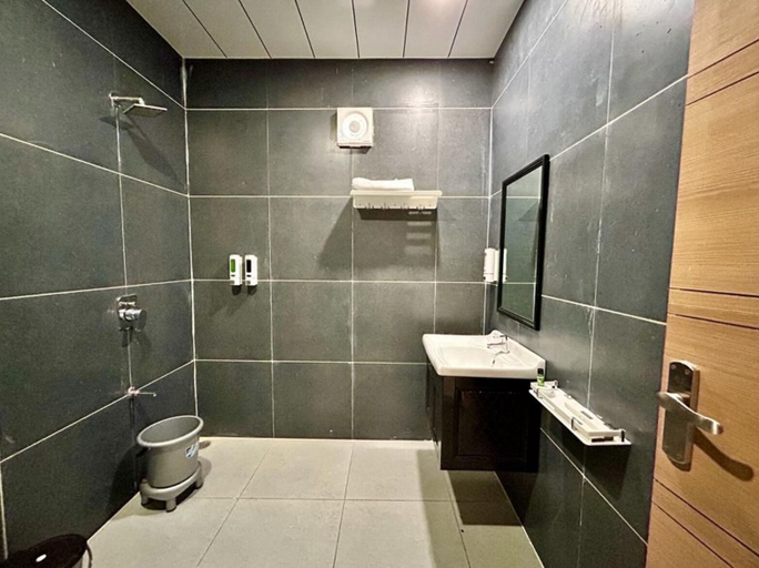 Bathroom 2, Aceotel Select Akshar Imperial Morbi, Morbi