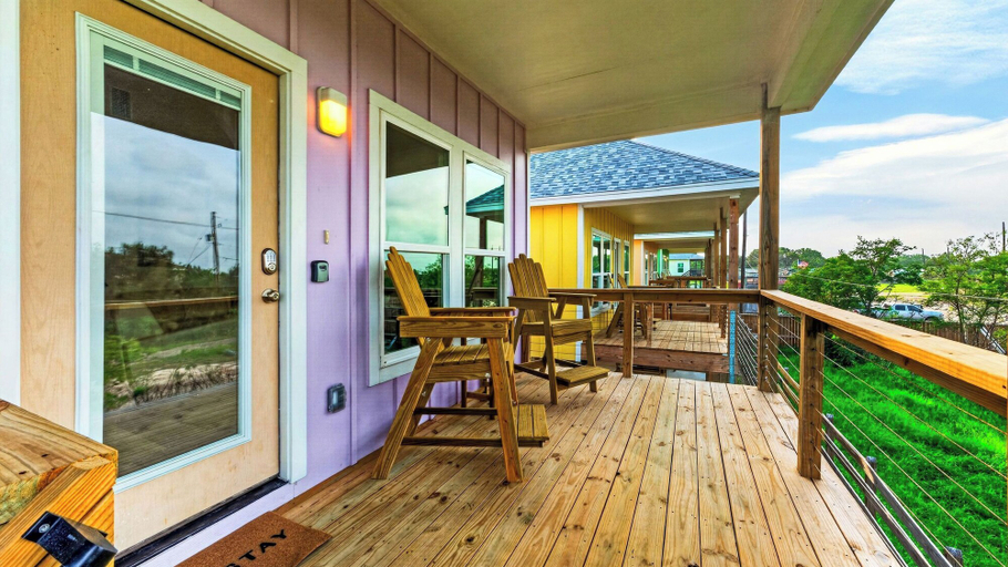 Interior 5, Laguna Sunset by Avantstay Waterfront + Wraparound Deck + King Suite Community Pool + Bay Views, Nueces