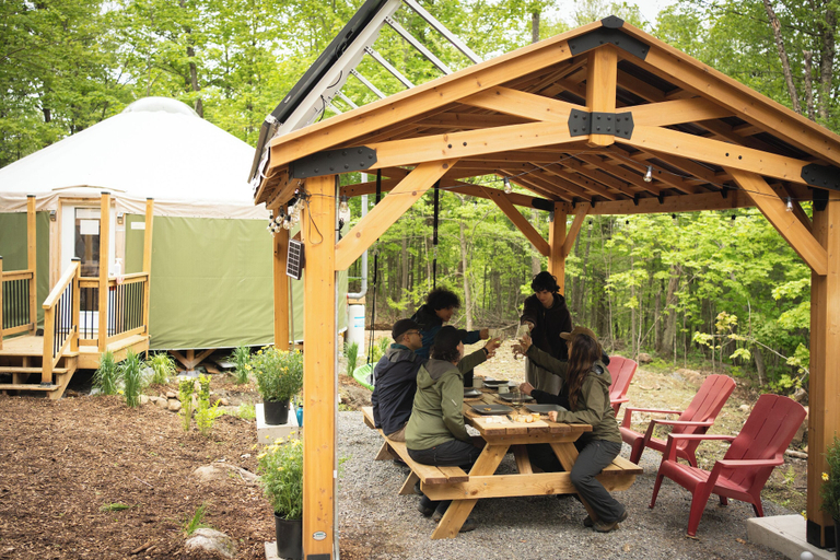 Outdoor dining 2, Cozy Yurt in the Woods, Les Laurentides