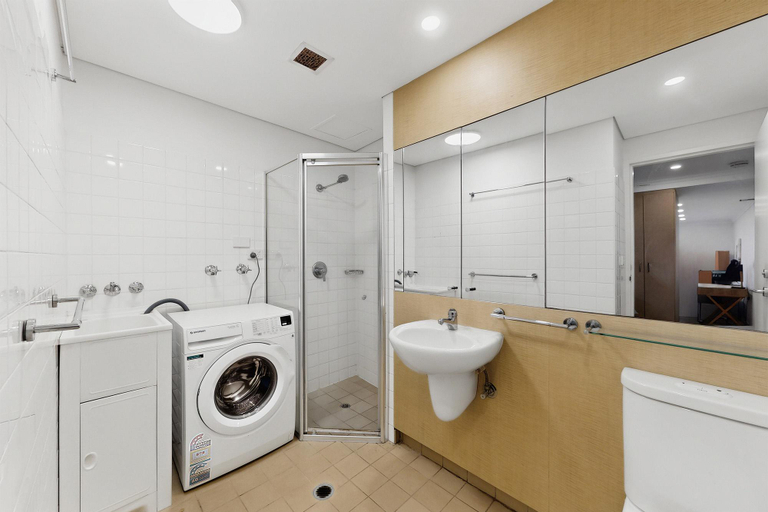 Bathroom 5, Bright 1-Bed Apartment in Neutral Bay, Sydney