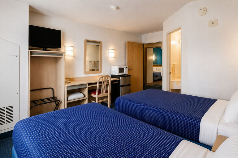 Bedroom 3, Econo Lodge Menomonie, Dunn