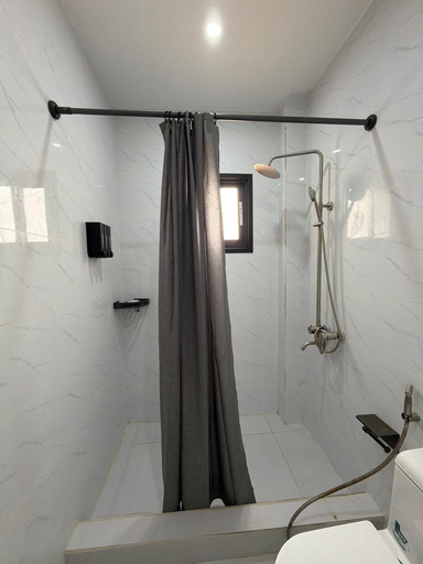 Bathroom 2, Couramina, Dakar