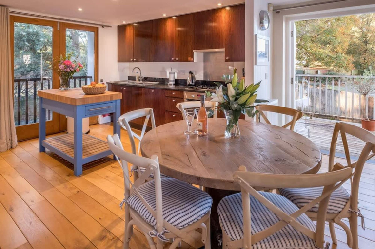 Room 2, The Retreat Stylish 4 bed sea Views Parking, Isle of Wight