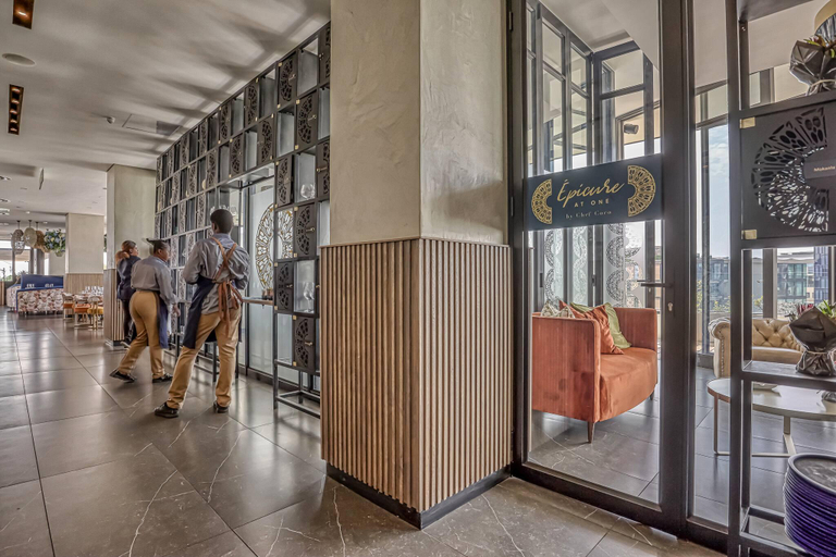 4, Elegant Rosebank Apartment Modern Comfort Convenience, City of Johannesburg