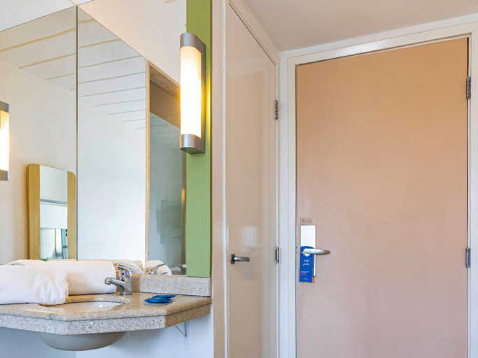 Bathroom 4, ibis budget Piracicaba, Piracicaba