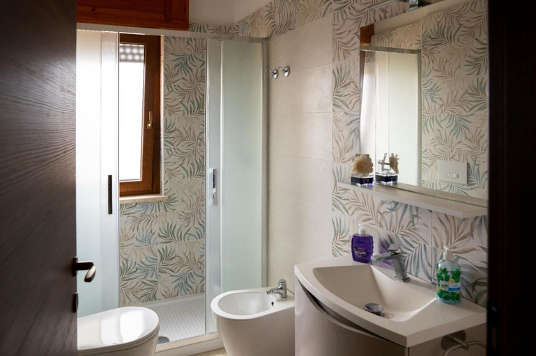 Bathroom 2, Vitti Apartment, Rome