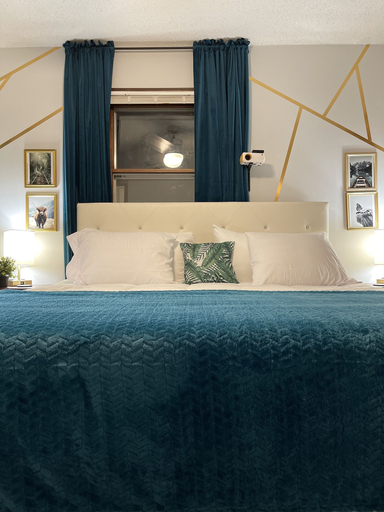 Room 4, Dragon's Den Lodging, Clinton