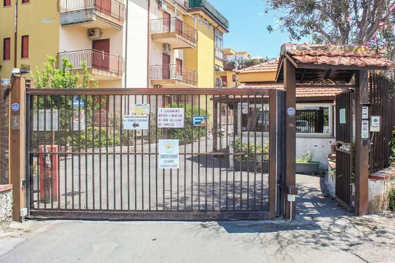 Exterior 4, Loving Gift, Messina