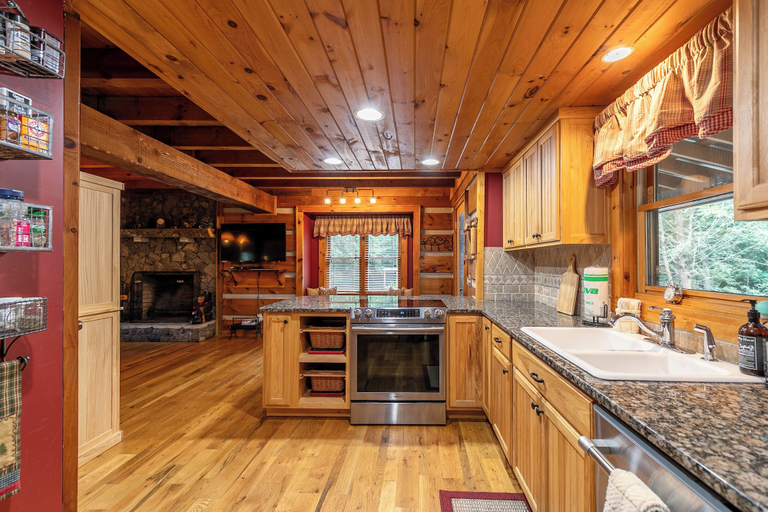 Interior 4, Cari's Rivers Edge, Watauga