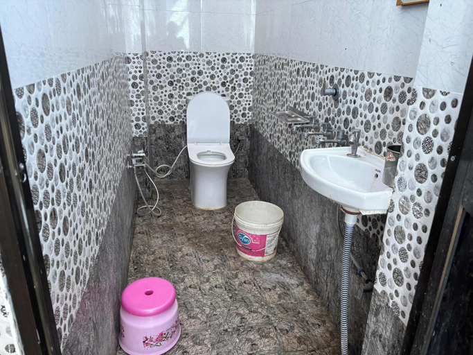 Bathroom 2, Vishnu Priya Guest House Ayodhya, Faizabad