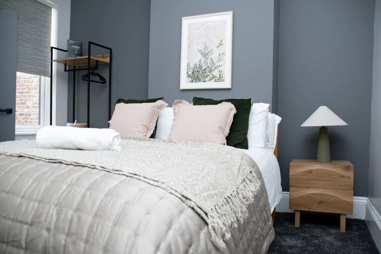 Room 5, Sleeps 14 The Old Trafford Zen by Genesis Living, Manchester