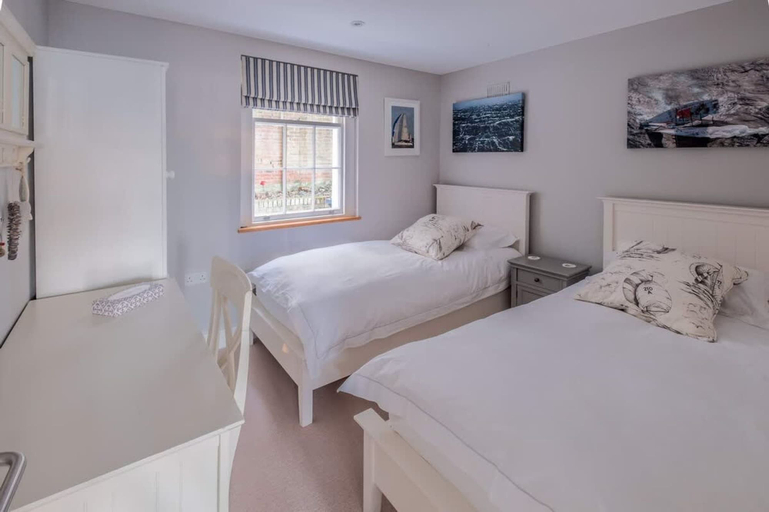 Room 3, The Retreat Stylish 4 bed sea Views Parking, Isle of Wight