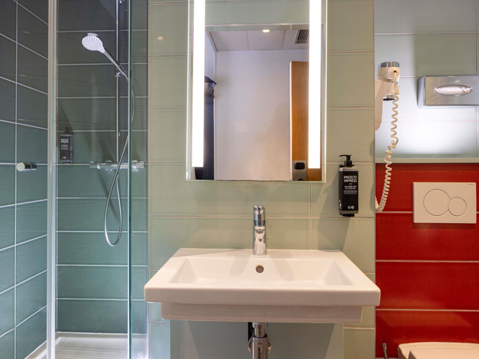 Bathroom 4, Ibis Styles Paris Gare Saint Lazare, Paris