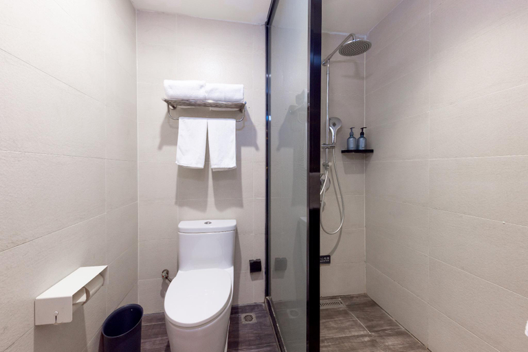 Bathroom 3, Hanting Premium Hotel Yingshang Wuzhou Wanhuicheng, Fuyang