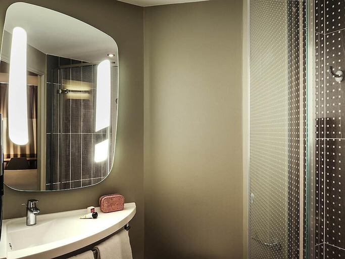 Bathroom 4, ibis Saint Quentin En Yvelines Velodrome, Yvelines