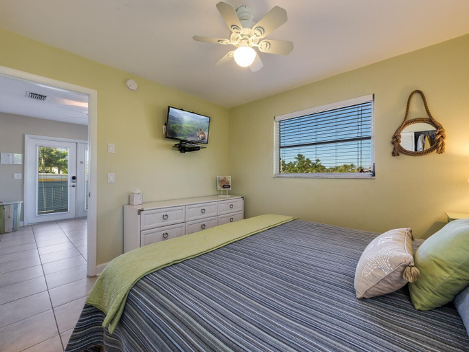 Bedroom 3, Island Charm, Lee