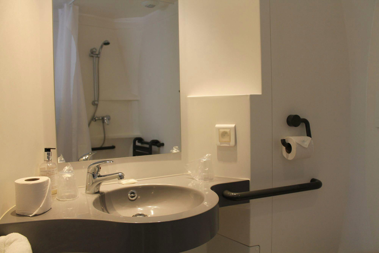 Bathroom 3, First Inn Hotel Paris Sud Les Ulis, Essonne