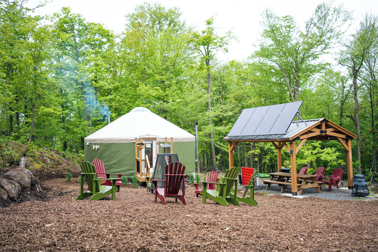 Outdoor dining 4, Cozy Yurt in the Woods, Les Laurentides