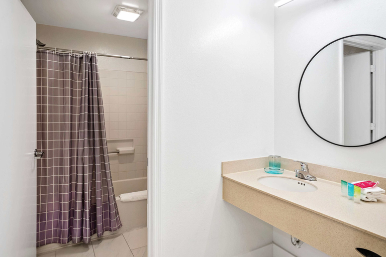 Bathroom 4, 7601 Canada Avenue #502, Orange