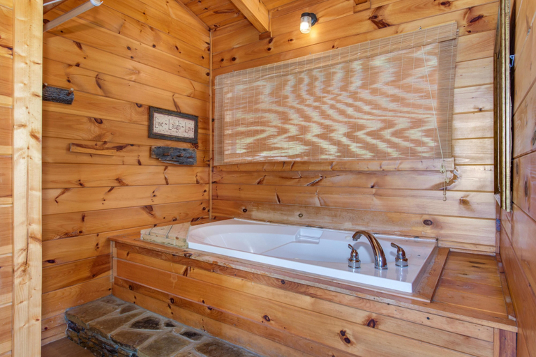 Bathroom 4, Dream View, Sevier