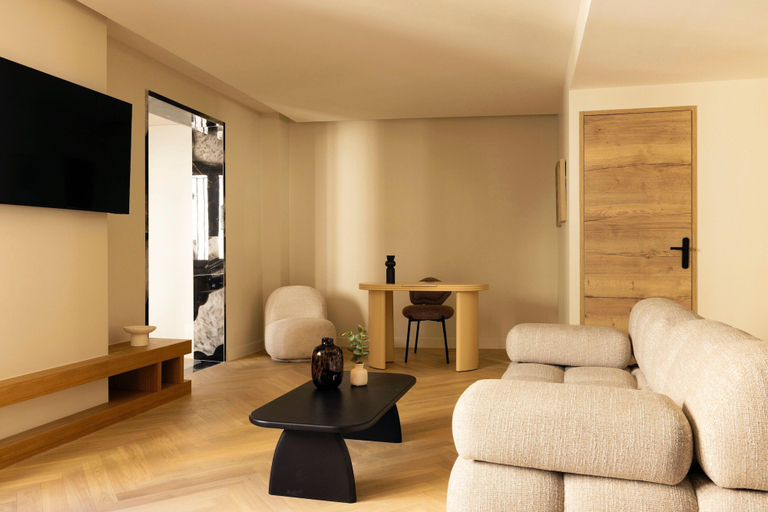 Living area 2, Modern Appartement a/c 2br/4p - Montmartre, Paris