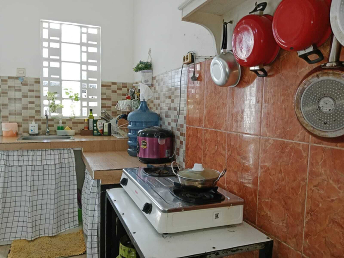 Private kitchen, The Irish Garden Homestay, Malang