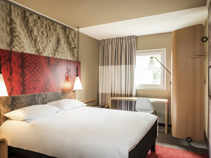 Bedroom 4, ibis Swansea, Swansea