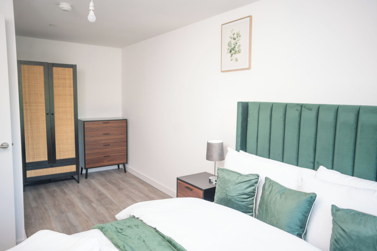 Room 3, Stylish 2 bed home near Trafford, Salford