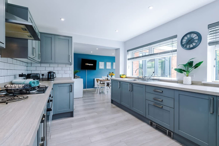Room 5, NEW Stunning Bungalow Ideal for Groups Parking, Wrexham