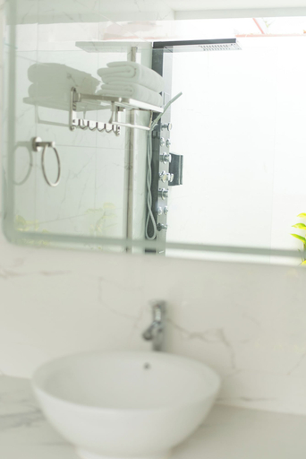 Bathroom 5, Paradise Palms