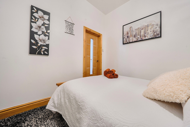 Room 2, First Floor 2-bed Apartment With Sea View, Blackpool
