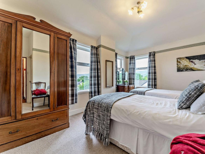 Room 2, Dunoon - Sleeps 17 - Group Retreat With Parking, Argyll and Bute
