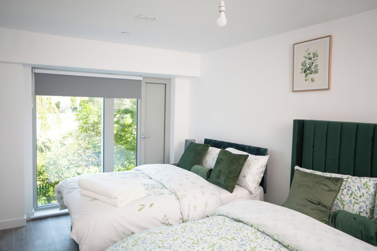 Room 2, Stylish 2 bed home near Trafford, Salford