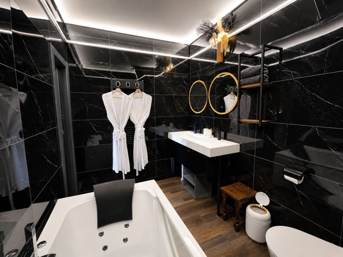 Bathroom 5, Domaine Valenquercy, Lot