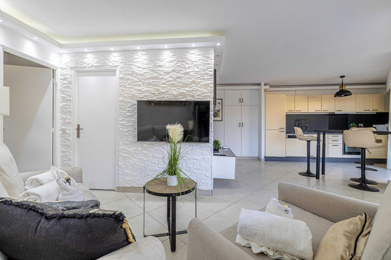 Living area 3, Apt With Terrace and sea View, 2min From the Beach, Alpes-Maritimes