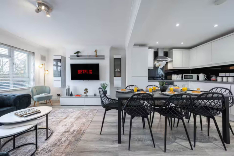 Room 5, Spacious 4BR High Wycombe Home Sleeps 8 Free Parking, Buckinghamshire
