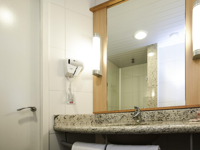 Bathroom 5, Ibis Cascavel, Cascavel
