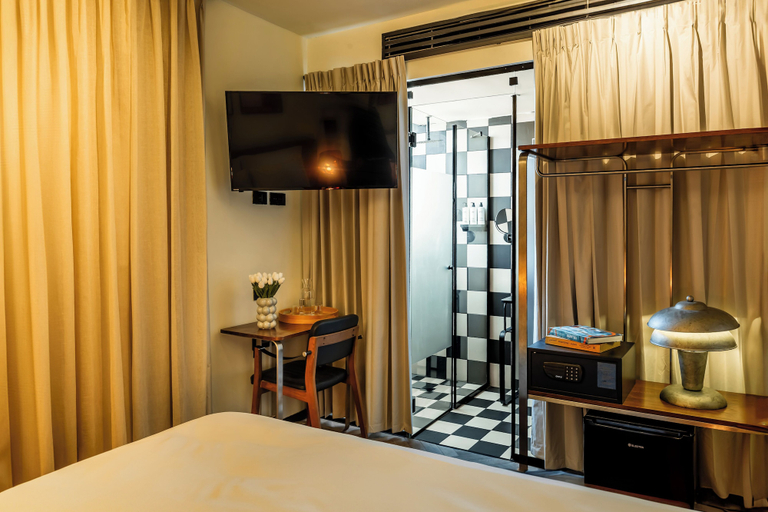 Bedroom 5, L’Hotel Journal