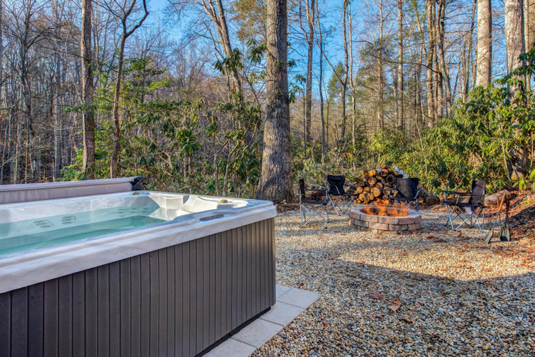 Outdoor spa tub 5, Cricket Hollow Lodge, Cocke