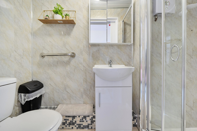 Bathroom 5, Ground Floor Studio Apartment at Sea-cote, Blackpool