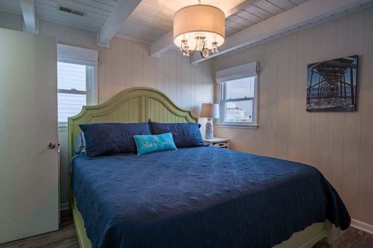 Room 5, Palmetto Paradise 3 Bedroom Home by RedAwning, Brunswick