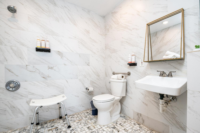 Bathroom 4, Chesterfield Hotel & Suites, Miami-Dade