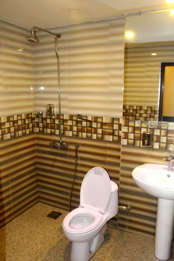 Bathroom 4, Hotel Akbar International, Rawalpindi