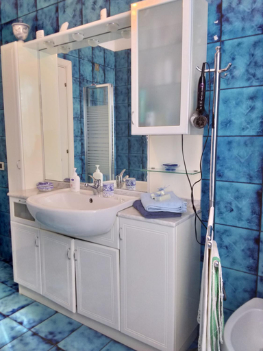 Bathroom 2, La Casa Bianca, Ancona