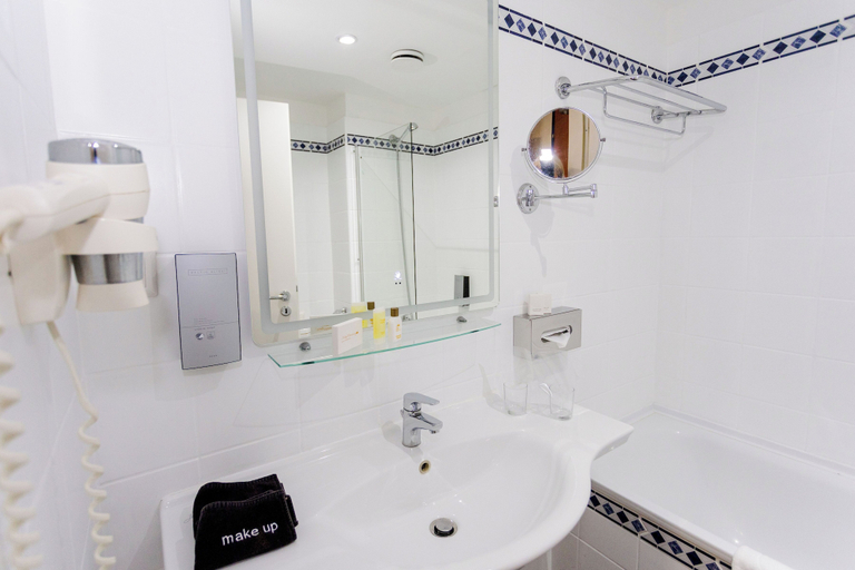 Bathroom 4, Hotel Mediterran, Budapesti