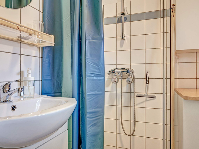 Bathroom 3, 4 person holiday home in Gudhjem, Bornholm