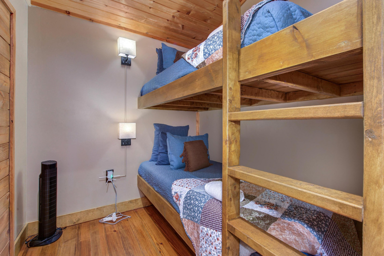 Room 4, Cricket Hollow Lodge, Cocke