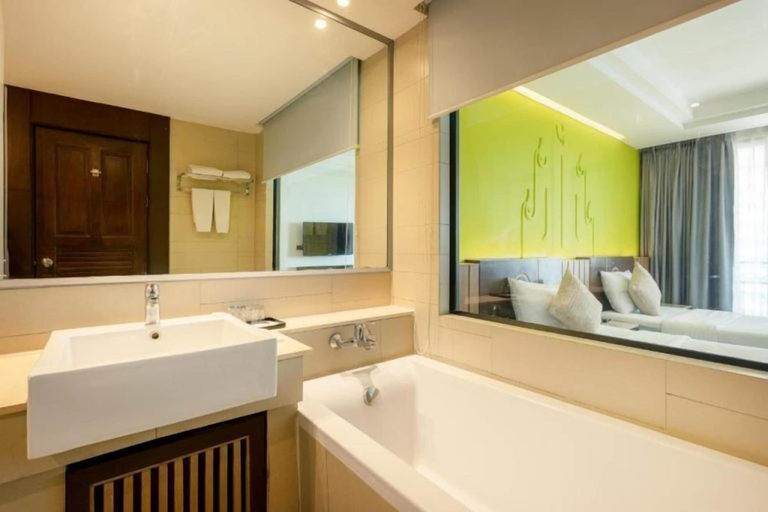 Bathroom 5, Bay Beach Resort, Pattaya