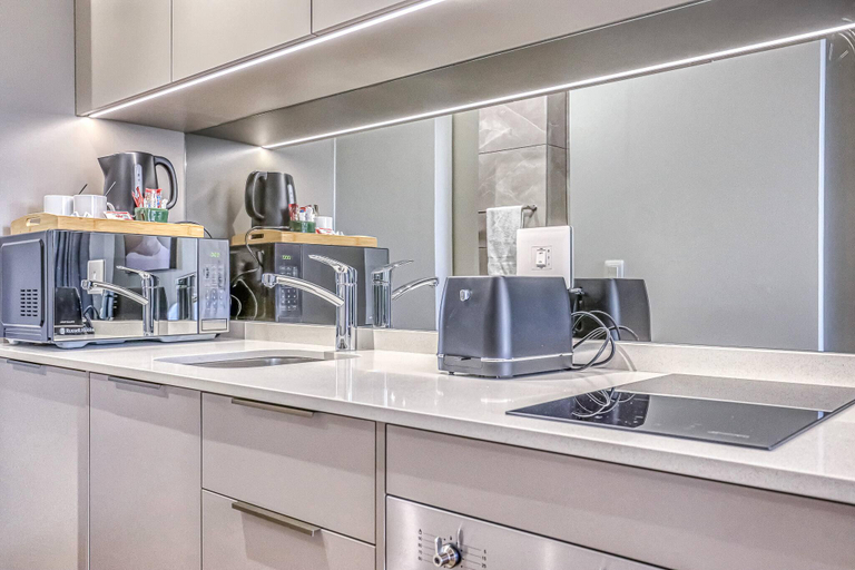 5, Elegant Rosebank Apartment Modern Comfort Convenience, City of Johannesburg